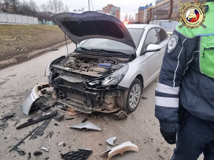 В Чебоксарах по вине сбежавшего водителя врезались две легковушки