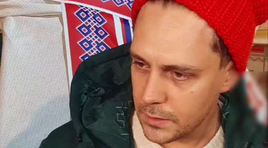 Милош Бикович в красной шапочке рассказал о любви к ледовым сказкам 