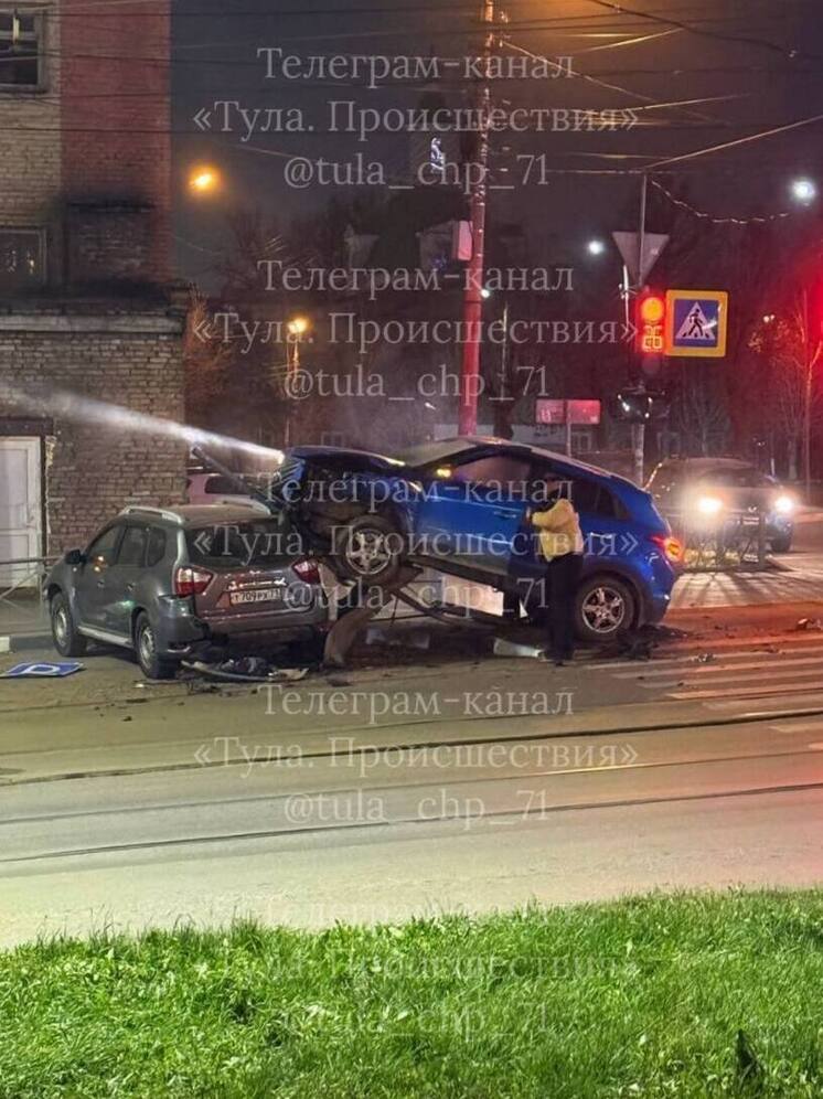 Кроссовер оказался на крыше другого авто после тройного ДТП в Туле