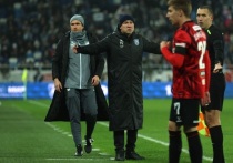 Главному тренеру «Балтики» присуждена трёхматчевая дисквалификация за оскорбительный жест в адрес скамейки запасных «Спартака» в матче 17-го тура РПЛ: сперва тренер получил жёлтую карточку за саркастические аплодисменты, затем — красную — за жест. На заседании КДК РФС 4 декабря были учтены предыдущие три дисциплинарных нарушения, видео от клуба и объяснения сторон. Санкция может быть обжалована. Защитник «Балтики» Манелов, удалённый в том же матче, дополнительного наказания не получил.