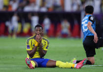 Колумбийского нападающего «Фенербахче» Джона Дурана обвиняют в эксгибиционизме после празднования гола в матче против «Галатасарая»: он запрыгнул на рекламный щит и схватился за пах. Арбитры инцидент не зафиксировали, но «Галатасарай» подал заявление в суд о возбуждении уголовного дела за оскорбительное поведение. Ранее, 2 апреля 2025 года, главный тренер «Фенербахче» Жозе Моуринью был дисквалифицирован на три матча и оштрафован за ущипнув тренера «Галатасарая» Окана Бурука.