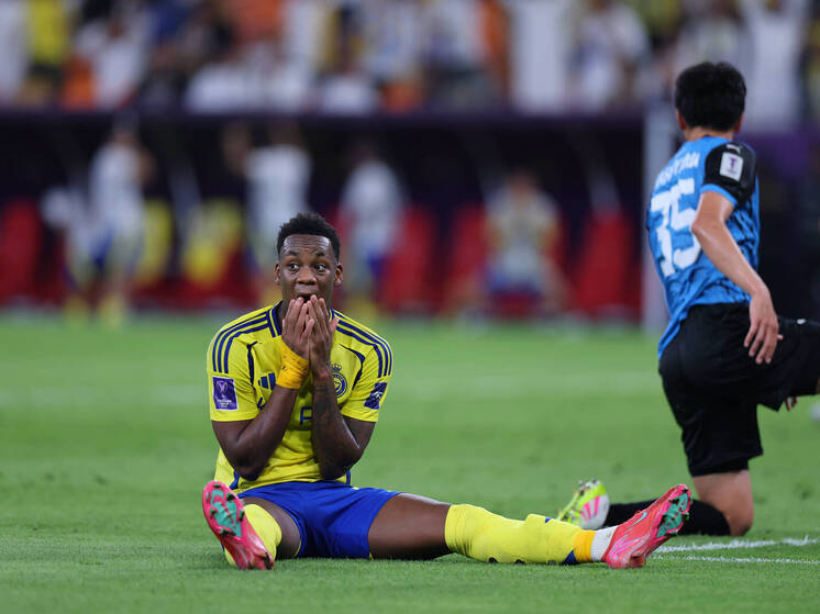 Колумбийского нападающего «Фенербахче» Джона Дурана обвиняют в эксгибиционизме после празднования гола в матче против «Галатасарая»: он запрыгнул на рекламный щит и схватился за пах. Арбитры инцидент не зафиксировали, но «Галатасарай» подал заявление в суд о возбуждении уголовного дела за оскорбительное поведение. Ранее, 2 апреля 2025 года, главный тренер «Фенербахче» Жозе Моуринью был дисквалифицирован на три матча и оштрафован за ущипнув тренера «Галатасарая» Окана Бурука.