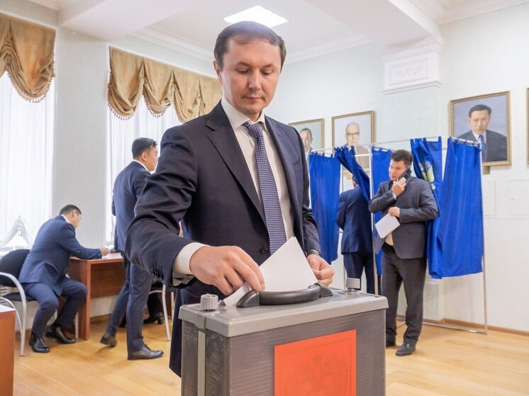 Для обычного горожанина бюджет — это просто абстрактные цифры, которые изредка мелькают в новостной ленте и мало интересны большинству улан-удэнцев. На самом деле от этих цифр зависит, будут ли в городе хорошие дороги, новые школы и больницы, комфортные дворы. Все, что делает жизнь в Улан-Удэ удобнее и безопаснее, начинается с городского бюджета.