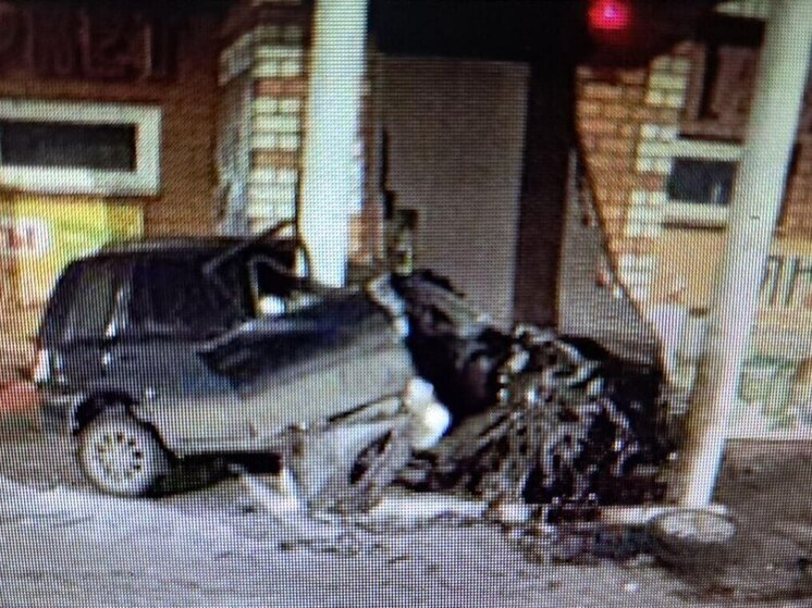 Автомобиль врезался в магазин в Чите, водитель погиб