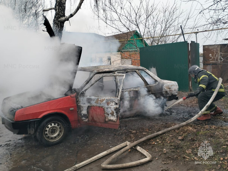 Автомобиль сгорел дотла на улице Л. Толстого во Льгове