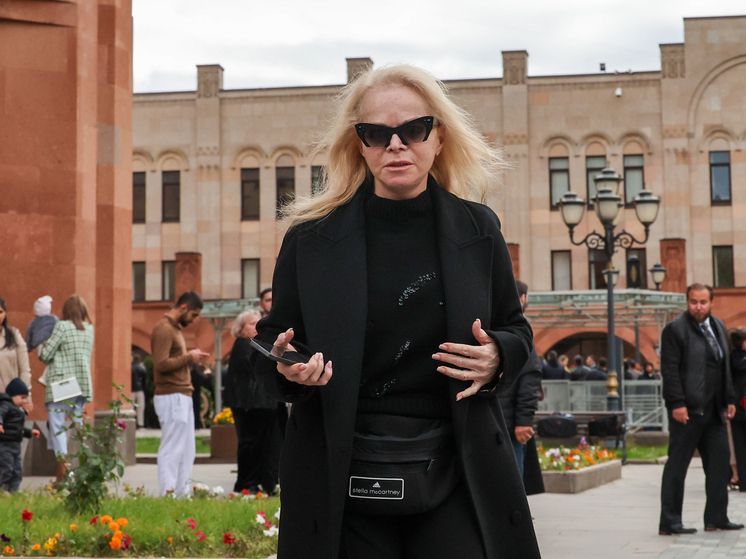 РИА Новости: Верховный суд привлек дочь и внучку Долиной к спору о квартире