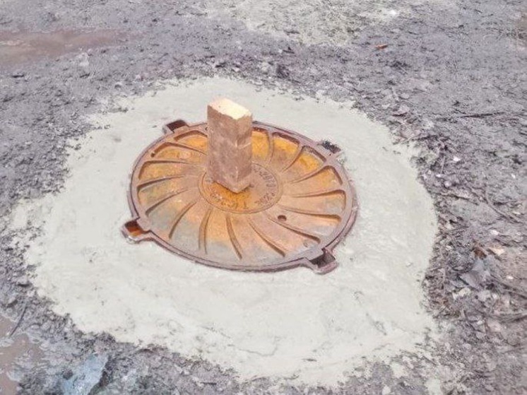 В Курске на улице Серегина закрыли опасный канализационный люк