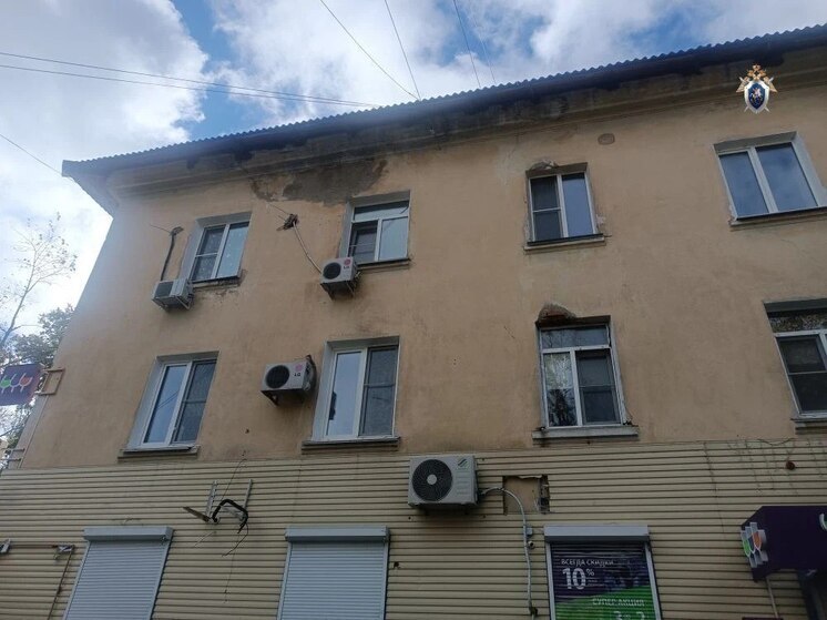 УК довела до травмы: хабаровчанку засыпало снегом с крыши