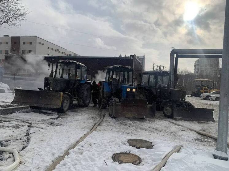 В Южно-Сахалинске устраняют крупную аварию на теплотрассе на улице Бумажной