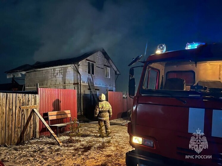 Неправильная трубы спалила крышу дома в Хакасии