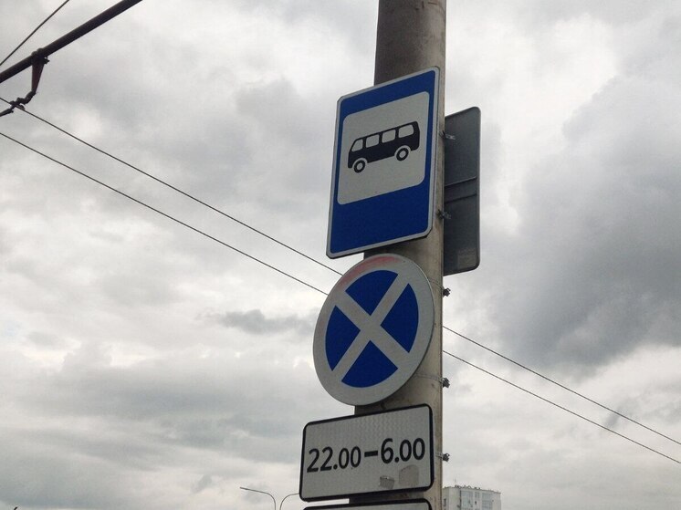 Тело дорожного рабочего нашли на остановке в Барнауле