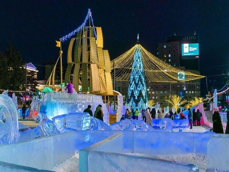 В Челябинске на главной площади приступили к монтажу ледового городка