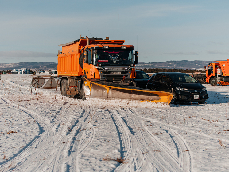 9 единиц техники очищают дорогу от снега возле столицы Забайкалья