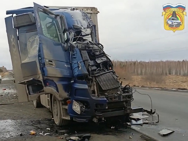 На трассе «Иртыш» в столкновении грузовиков погиб водитель