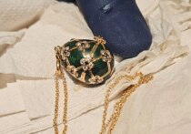 Полиция в Новой Зеландии сообщает, что ее сотрудники извлекли кулон Фаберже у мужчины, обвиняемого в том, что он проглотил драгоценное ювелирное изделие