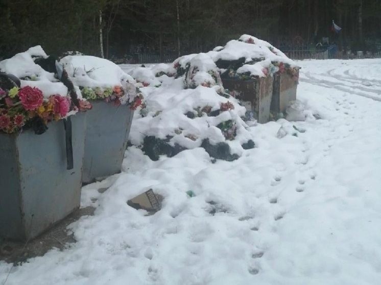 Кладбище в поселке Шальский превращается в свалку
