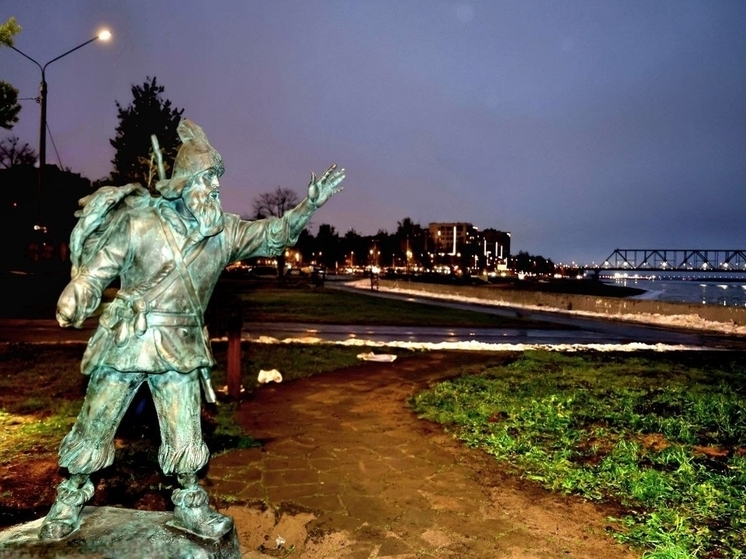 На набережной Архангельска установили скульптуру Робинзона Крузо