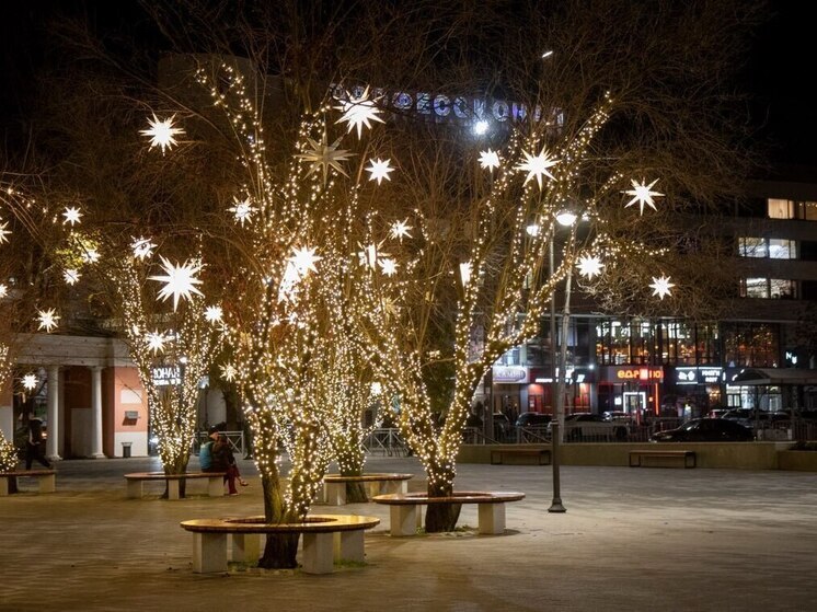 Симферополь начали украшать к новогодним праздникам