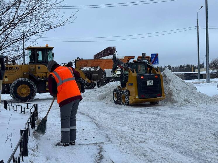 В Сургуте идёт плановая уборка снега во дворах: контроль за работой управляющих организаций усилен