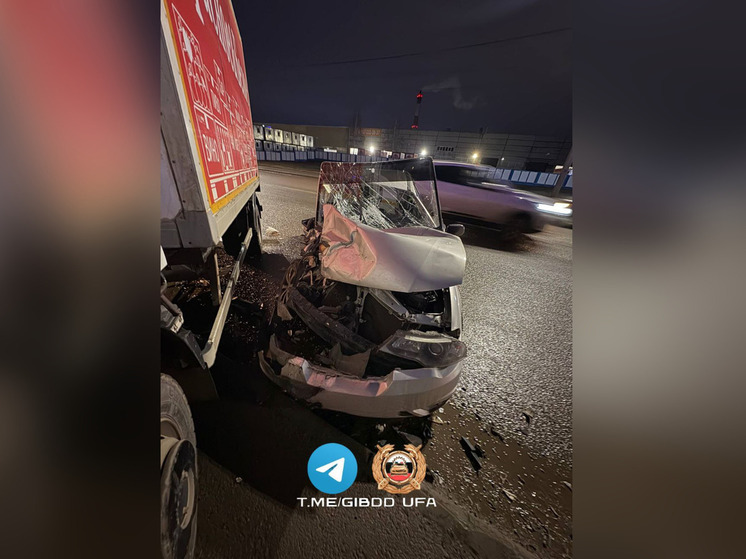 Легковушка столкнулась с грузовиком в Башкирии