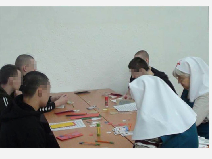 В тюменском СИЗО‑1 подростки создали открытки для мам