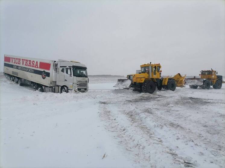 Алтайские дорожники помогли попавшему в ДТП водителю грузовика из Монголии