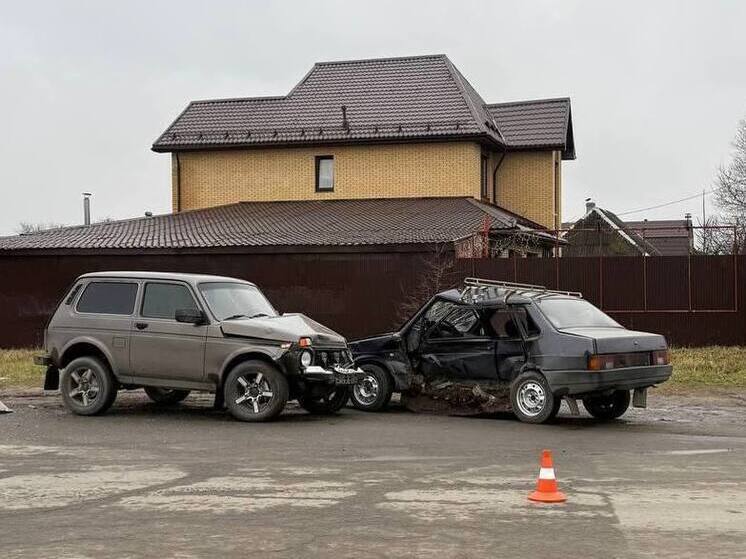 Под Брянском в ДТП столкнулись два “ВАЗа”