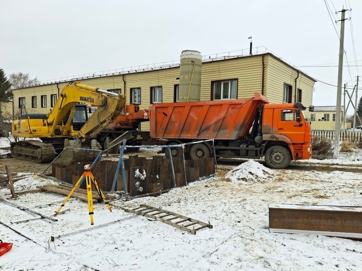 В Упорово монтируют последнюю канализационную насосную станцию