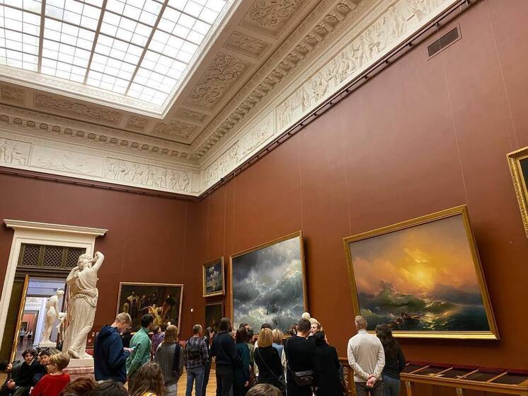 Более 2,7 тысячи гидов прошли аттестацию в Петербурге