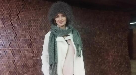 Елена Ксенофонтова в шапке-папахе