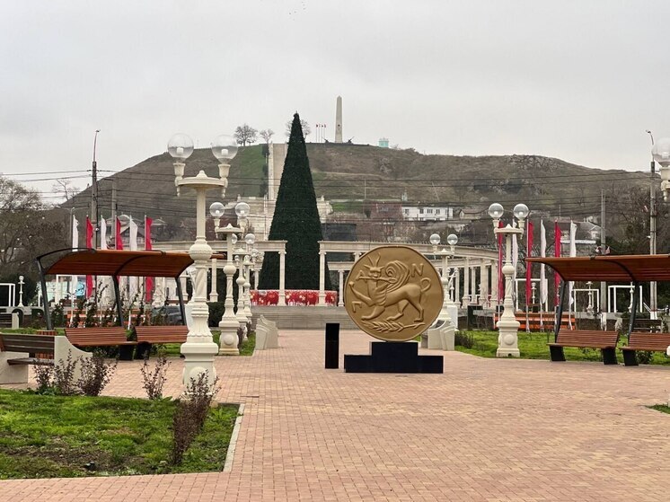 В Керчи установили новогоднюю ель и праздничный световой шар