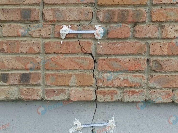 В Цимлянске в аварийном доме на Морской установили маячки для фиксации трещин