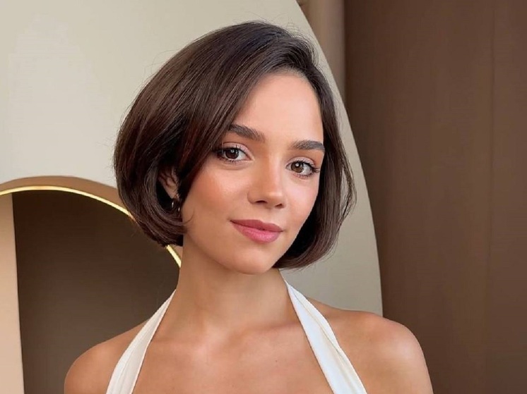 Известная российская фигуристка Евгения Медведева показала свой новый образ для праздничного выхода в свет. 26-летняя спортсменка доверилась стилистам, поколдовавшим над ее волосами и лицом.