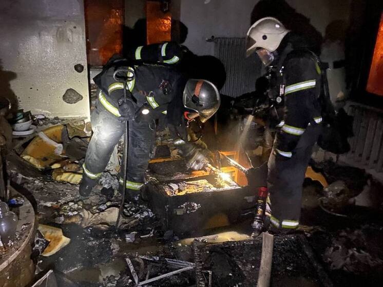 Пожарные вывели человека из горящей квартиры