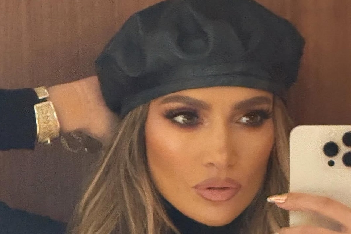 56-летняя певица показала себя с пикантного ракурса