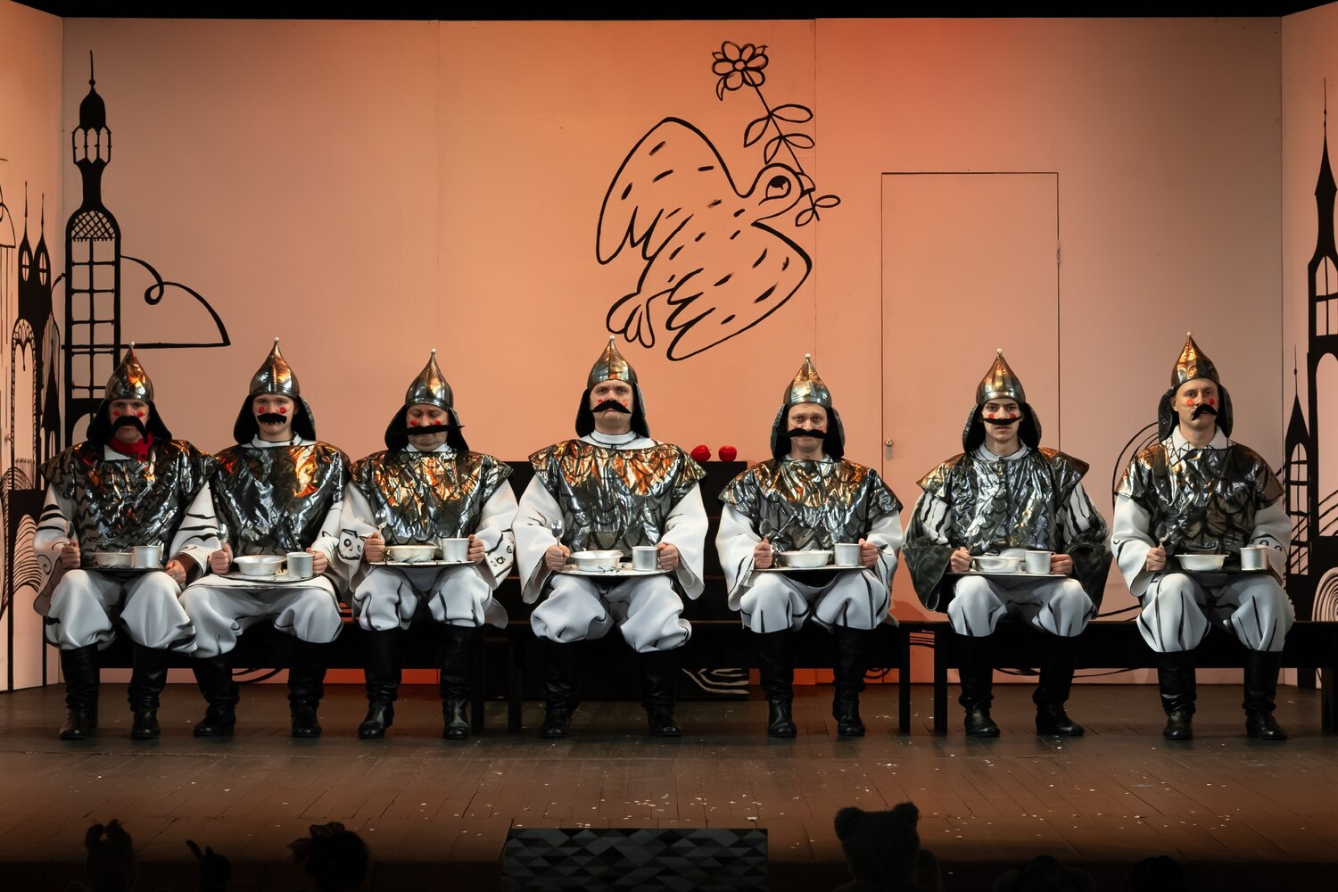 Ожившая классика: астраханский ТЮЗ представил премьеру «Сказки о мертвой царевне и о семи богатырях»