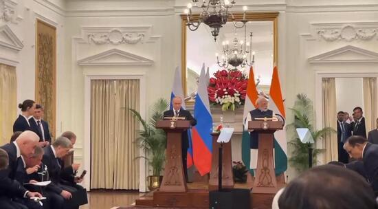 Путин и Моди завершили переговоры в Хайдарабадском дворце и вышли к СМИ