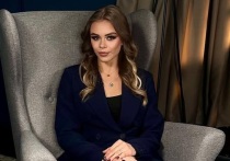 Художественная гимнастка Анна Попова поделилась фотографиями с отдыха в Дубае. 18-летняя спортсменка показала образ для вечернего выхода.