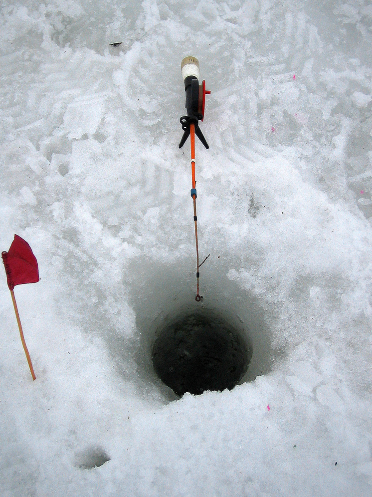 В Челябинской области мужчина и сын-школьник ушли под лед на рыбалке и погибли