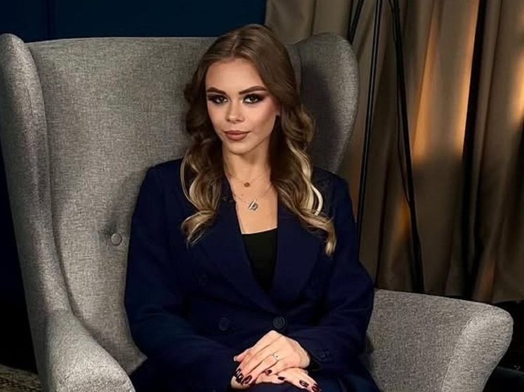 Художественная гимнастка Анна Попова поделилась фотографиями с отдыха в Дубае. 18-летняя спортсменка показала образ для вечернего выхода.