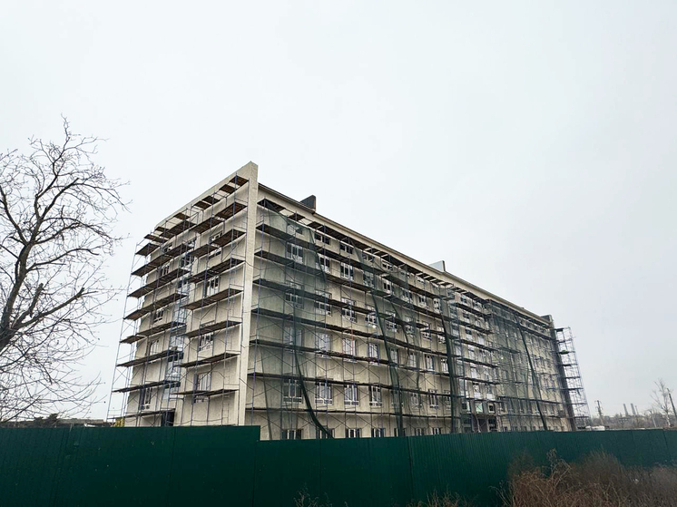 "Единый заказчик" завершает облицовку фасада администрации в Мариуполе