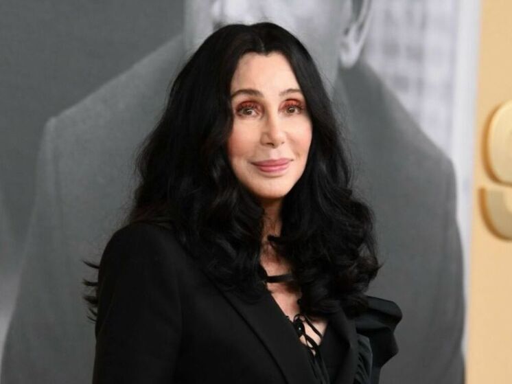 Шоу-бизнес бурлит, Америка на ушах – поп-символ эпохи 79-летняя певица и актриса Шер выиграла «ключевую», как ее характеризует пресса, юридическую битву с наследниками ее бывшего, первого и давно покойного (умер в 1998 году) мужа Сонни Боно, восстановив свое право на половину роялти за песни и записи дуэта Sonny & Cher, созданные в 1960-е –70-е годы