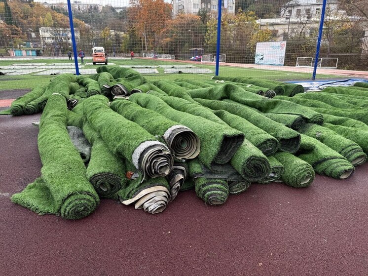 На стадионе спортцентра в Ялте обновят покрытие футбольного поля