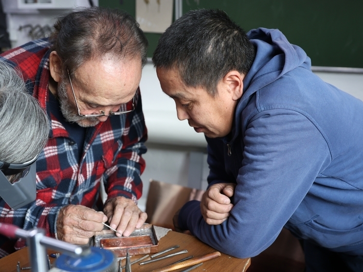 В Кызылском колледже прошли курсы по  технике изготовления изделий декоративно-прикладного искусства