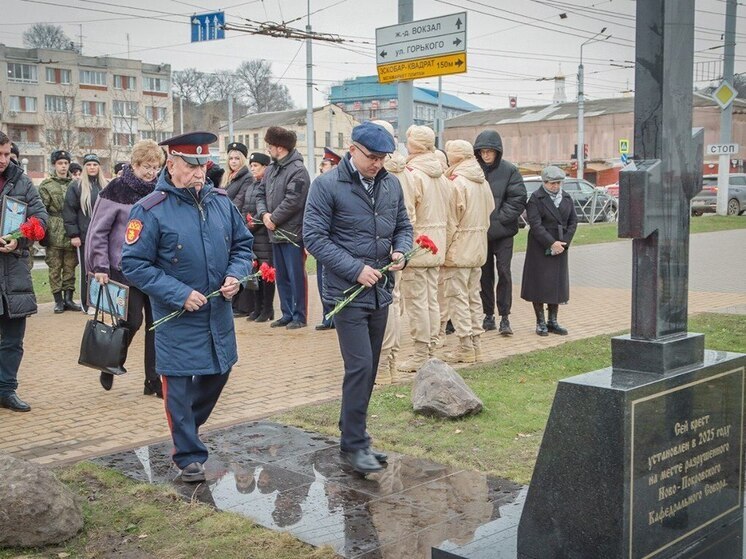 В Брянске митинг посвятили открытию креста памяти воинам-защитникам Отечества