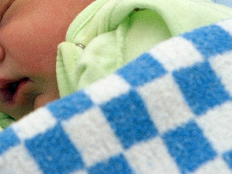 В Альметьевске полицейские задержали бабушку оставленного в подъезде младенца