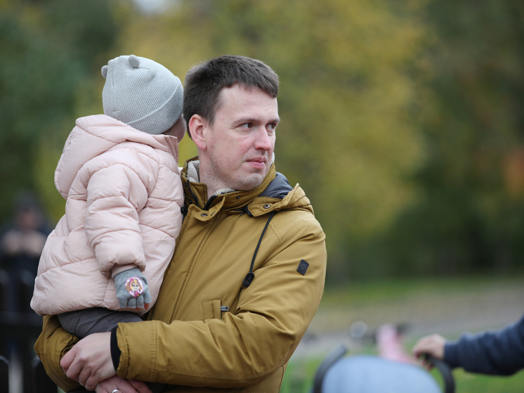 В Тюменской области отец десятерых детей ушел в декрет, чтобы ухаживать за двойней
