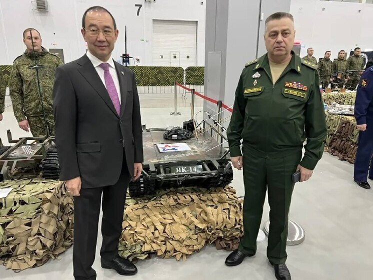 Глава Якутии и замминистра обороны РФ оценили передовые роботизированные системы