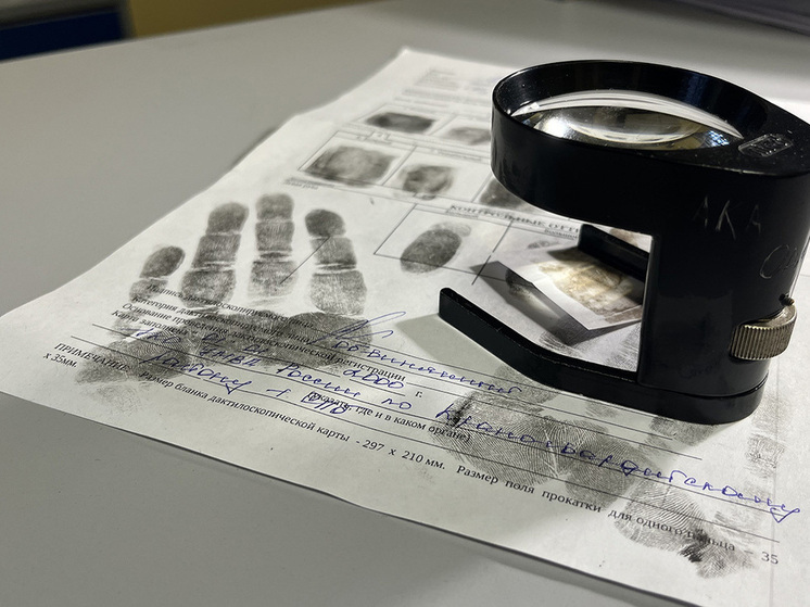 Температура воздуха –28 °C, три часа ночи, Тосно. Угнанная машина вся в ледяной корке. Криминалист отогревает кусочек желатиновой пленки за пазухой, чтобы изъять единственный пригодный отпечаток пальца. Это будни сотрудника петербургской полиции, а не сцена из сериала. 