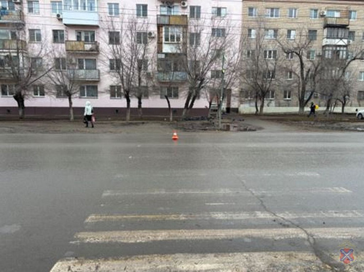 На юге Волгограда иномарка сбила на зебре женщину